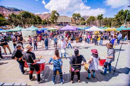 Jovenes tocando musica en evento de alimentacion consciente