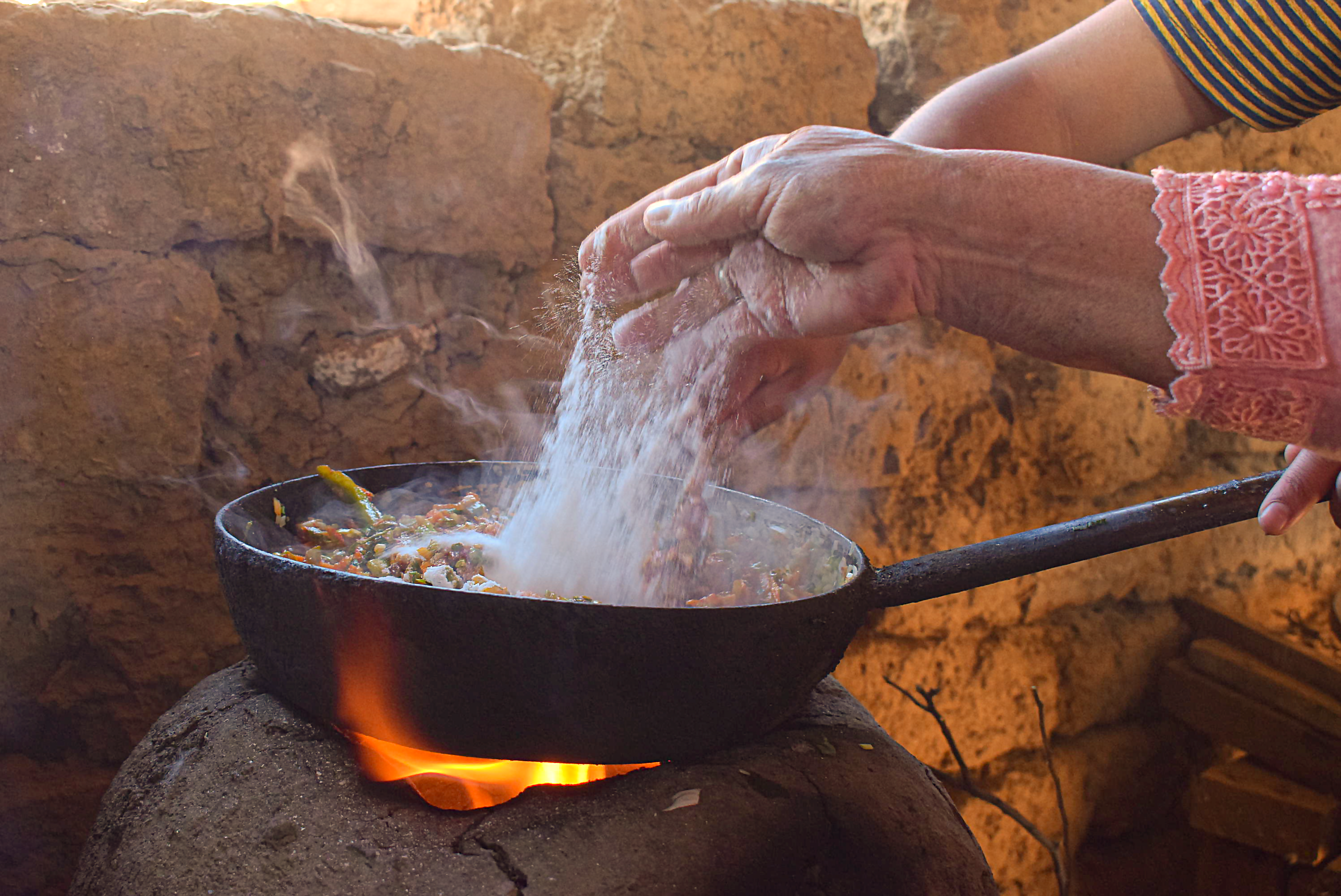 Preparación con técnicas y alimentos tradicionales en la comunidad de