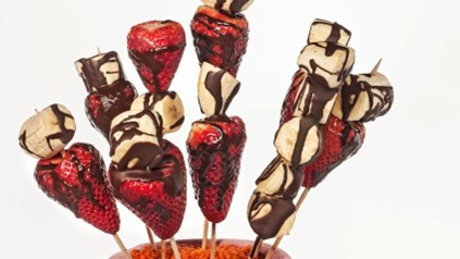 brochetas de frutillas y plátano
