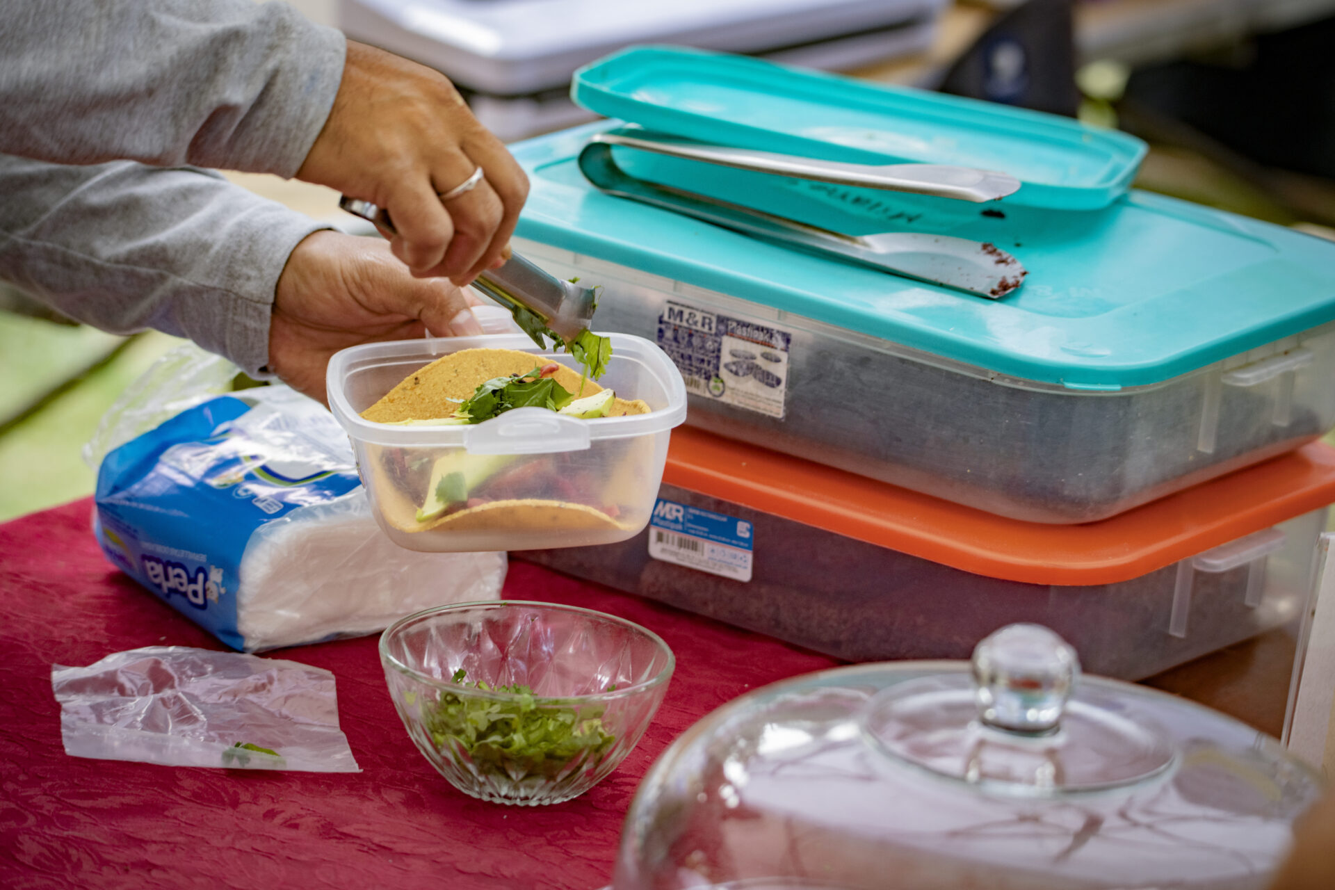 Se sirvió comida en los tuppers y platos alquilados