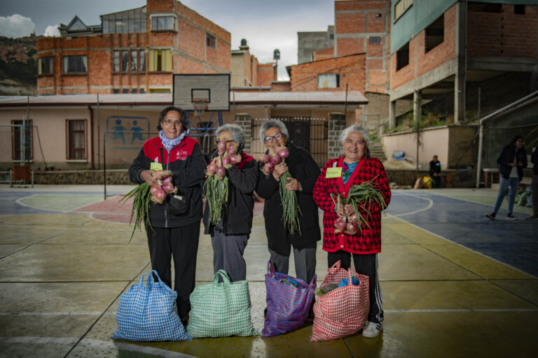Mujeres del FCCP recibiendo sus canastas con alimentos agroecológicos