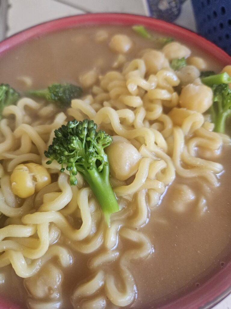 Sopita Maruchan con garbanzos